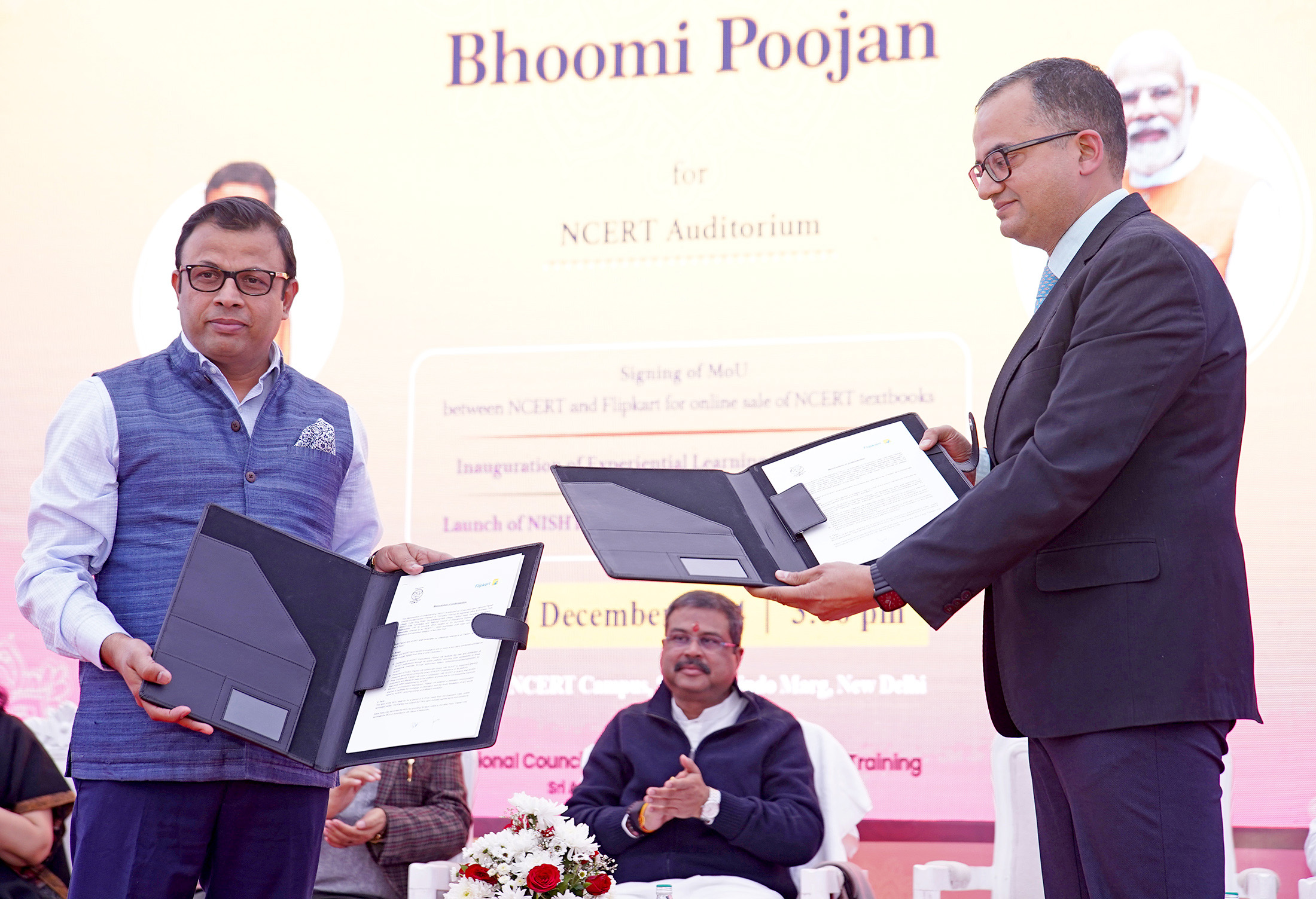 Shri Dharmendra Pradhan witnessing the Exchange of MoU between NCERT and Flipkart