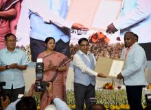 The Minister of State for Education, Dr. Subhas Sarkar felicitated the teachers on the occasion of Shikshak Parv 2022, in New Delhi on September 06, 2022. The Minister of State for Education, Smt. Annpurna Devi and the Minister of State for External Affairs and Education, Dr. Rajkumar Ranjan Singh are also seen.