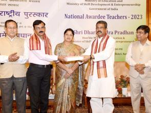 Shri Dharmendra Pradhan felicitates the National Awardee Teachers 2023
