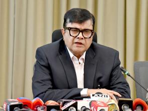 Shri Sanjay Kumar briefing the media on CBSE-related OSM matters