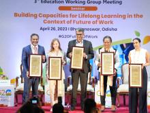 The CEO of L&T EduTech, Shri Sabyasachi Das felicitating the delegates after the panel discussion on the day of the seminar held at CSIR-IMMT, in Bhubaneswar on April 26, 2023.